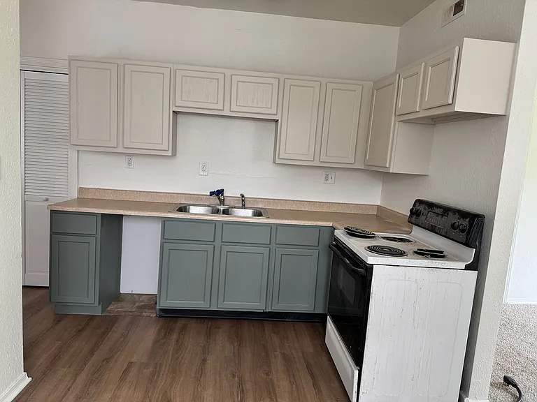 407 Lincoln Way W #2 — Photo 2