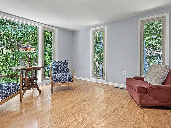 3rd image of 165 Dogwood Ct
