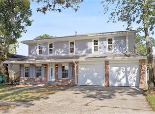 633 Oakwood Dr, Gretna, LA 70056