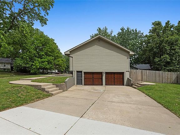 3rd image of 3611 NE Chapel Dr