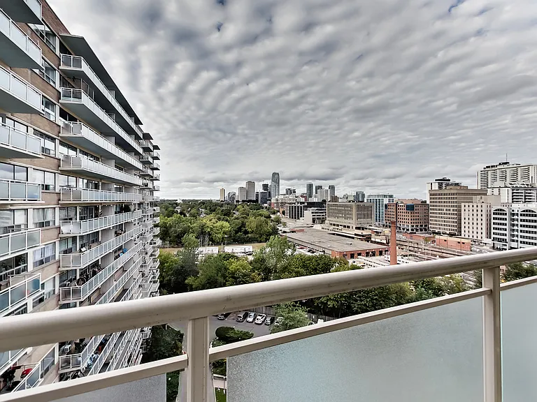 23 Lascelles Blvd — Photo 56