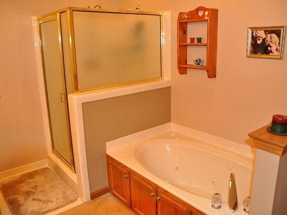 Master Bath with Seperate shower and spa tub!
