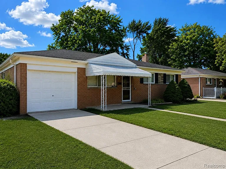 32627 Dowland Dr — Photo 2