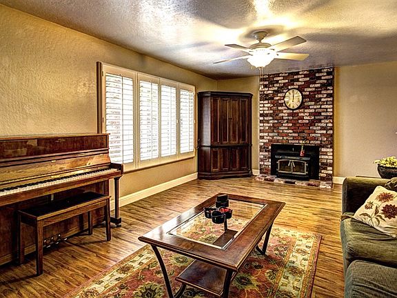 3rd image of 215 Sherry Ct
