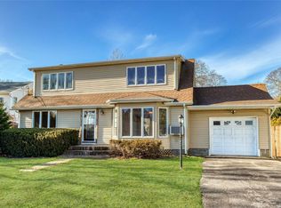 118 Hewitt Blvd, Center Moriches, NY 11934