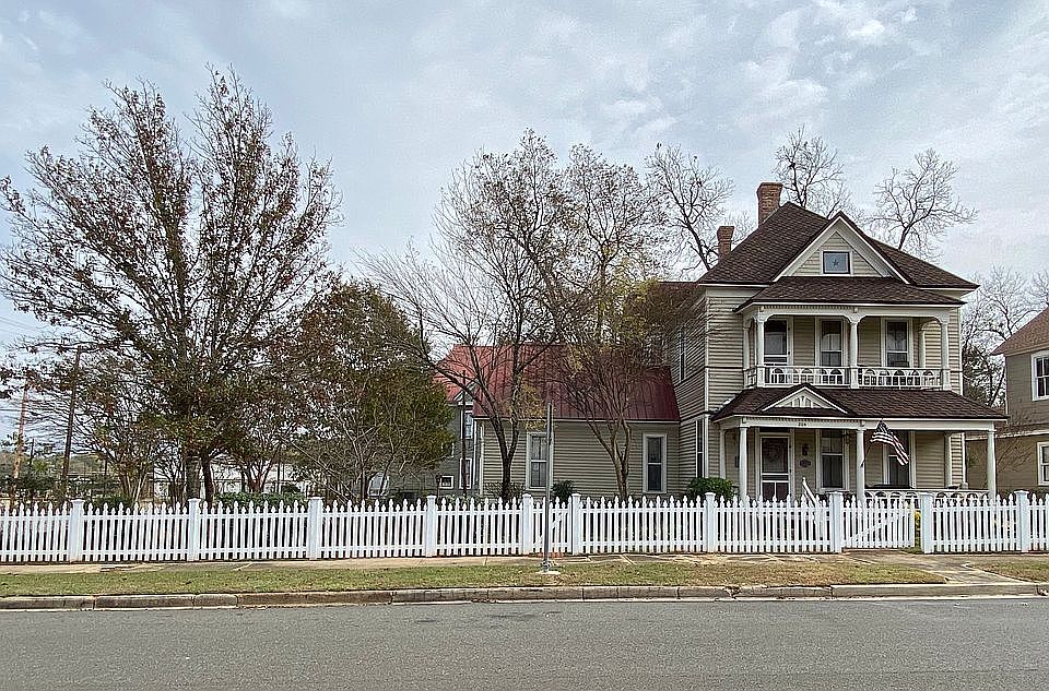 2nd image of 204 S Magnolia St