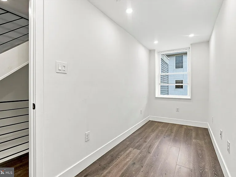530 E Thompson St — Photo 18