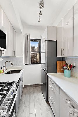 4th image of 30 E 37th St APT 10C