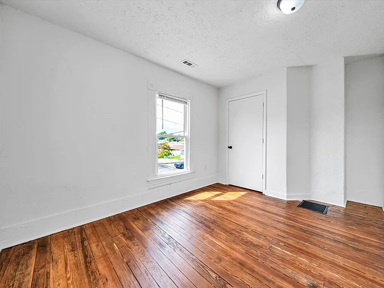 1329 Loudon Ave NW — Photo 8
