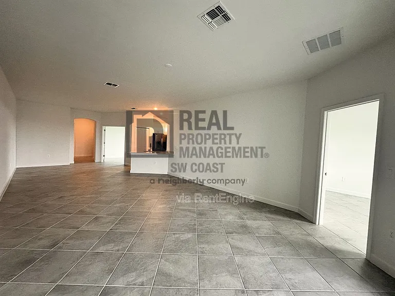20501 Hazelnut Ct S — Photo 3