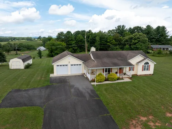 1674 Fairview Rd, Galax, VA 24333