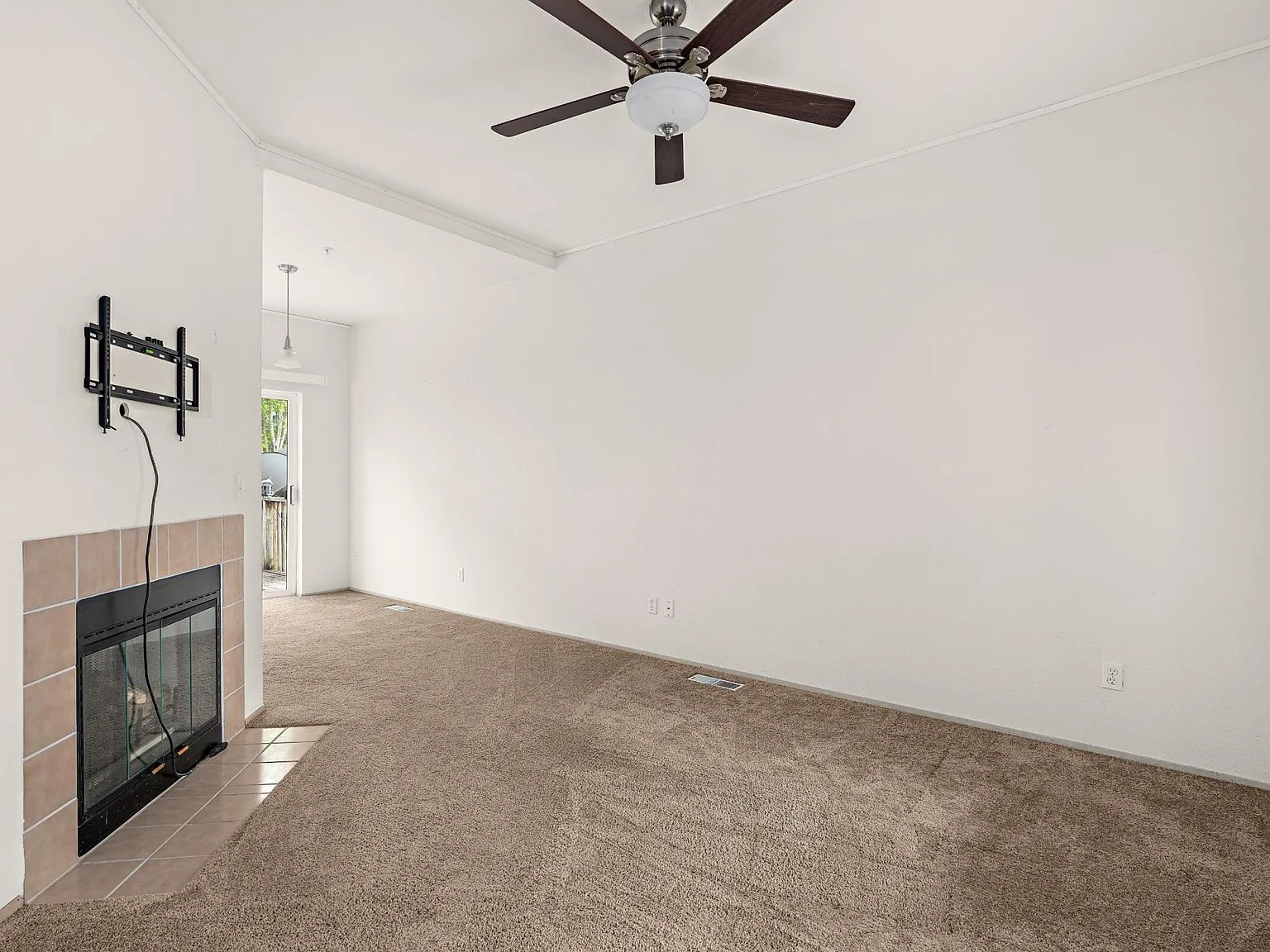 1 bed, 950 sqft, $1,595 — Photo 3