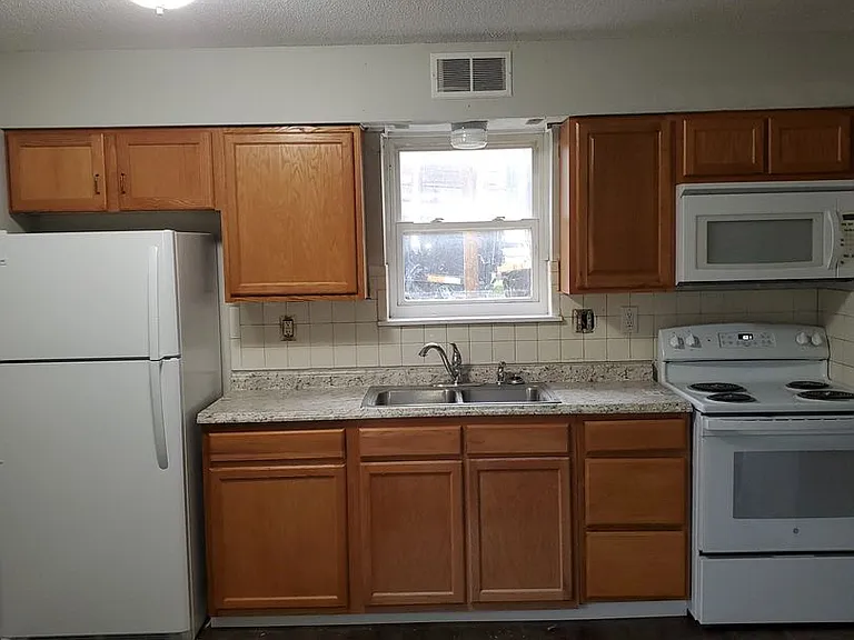 734 Demaret Dr — Photo 1