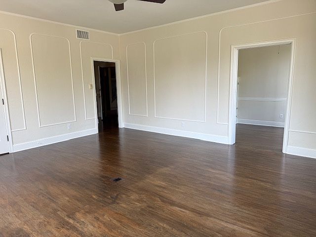 Living room - note the details on the wall!