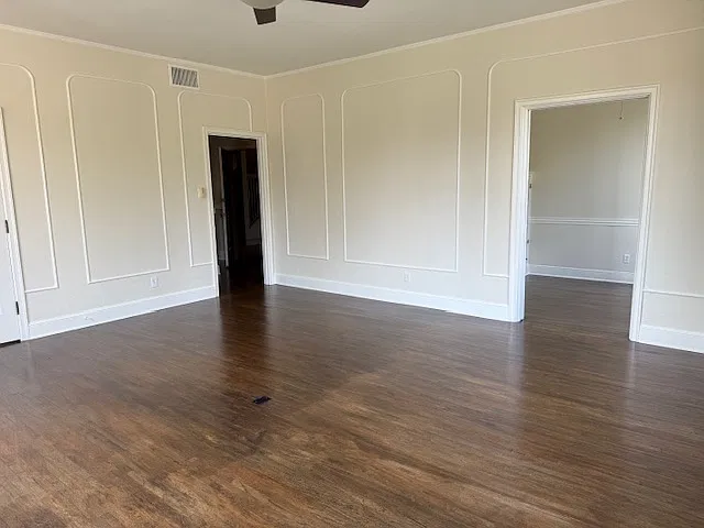 Living room - note the details on the wall!