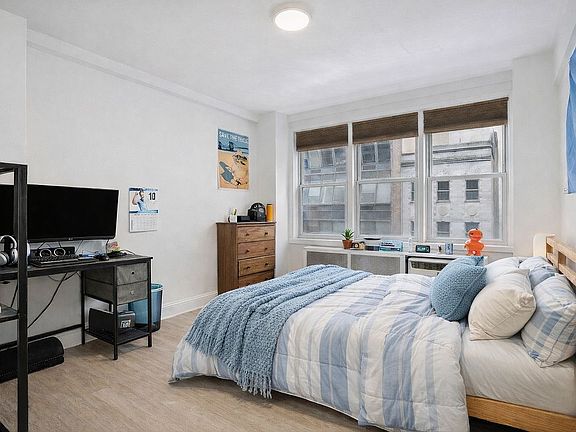3rd image of 141 E 55th St APT 4C