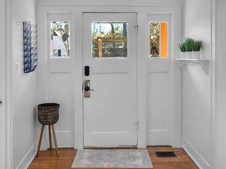210 E Dobbs St — Photo 10