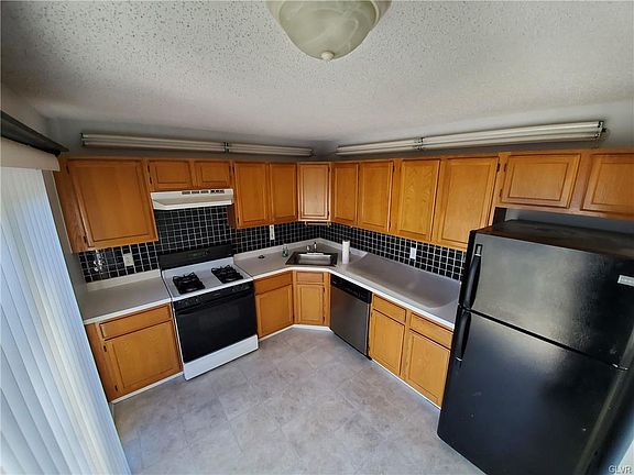 5th image of 1945 Pine Ct