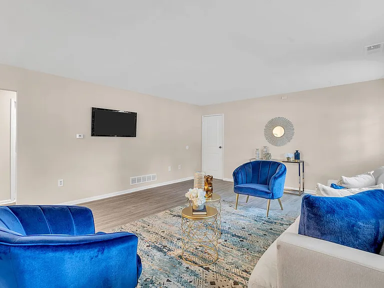 Colonial Court Apartments — Photo 8
