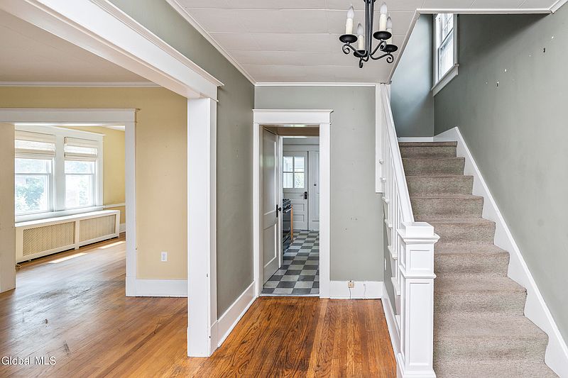 4th image of 21 Forest Avenue