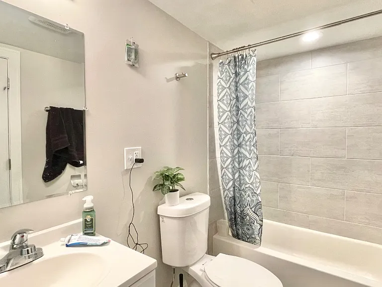 2622 W Cermak Rd #4 — Photo 8