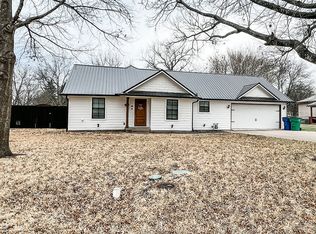915 S College St, Waxahachie, TX 75165