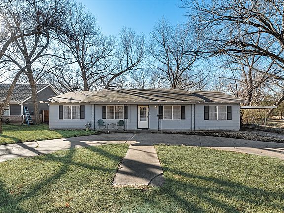 3rd image of 110 Hackberry St