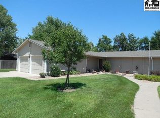 2202 Westminster Dr, Hutchinson, KS 67502