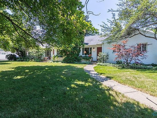 1st image of 402 E Boundary St
