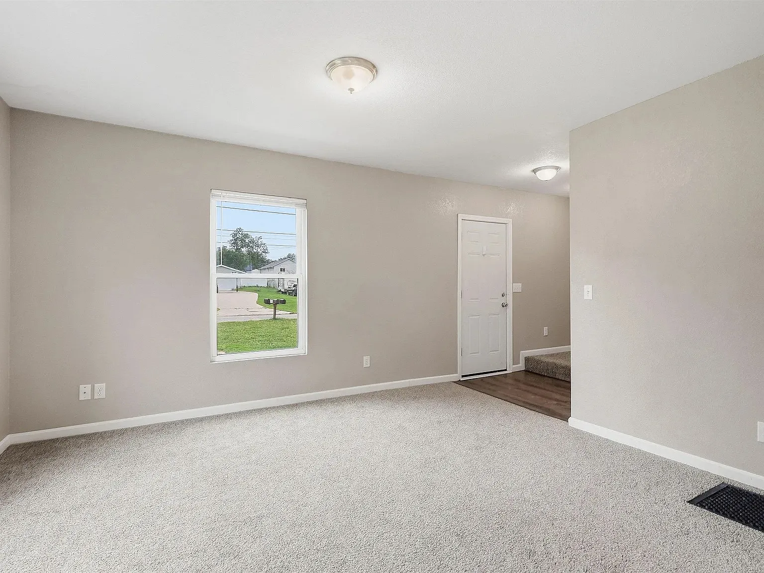 336 S Hackett Rd — Photo 2
