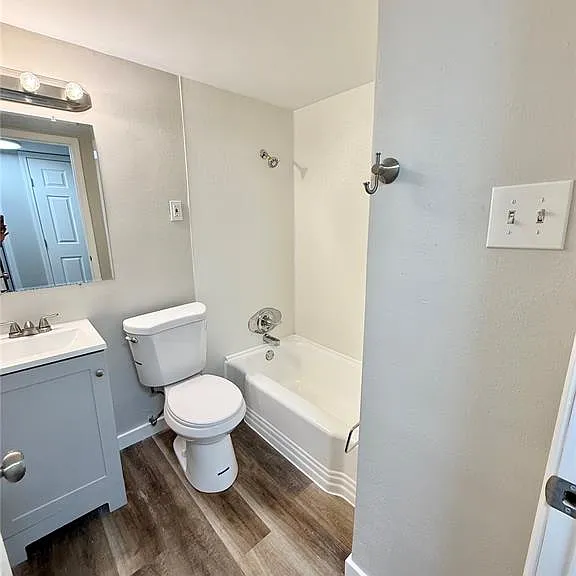 103 E 7th St #1 — Photo 11
