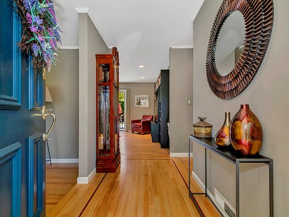 3rd image of 100 Fernwood Dr