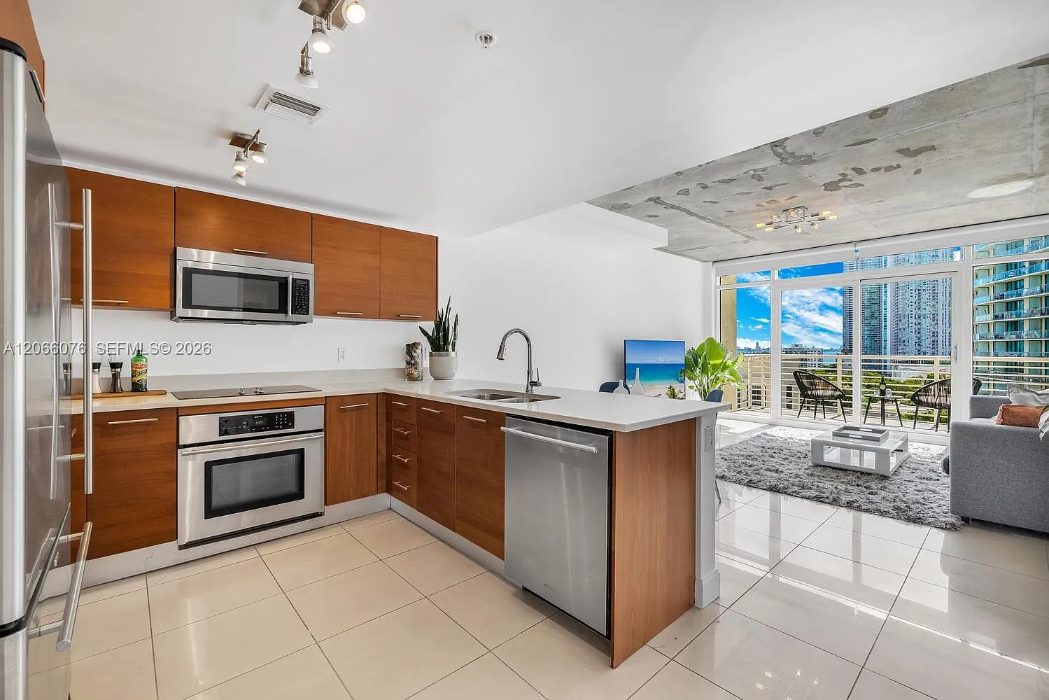 Midblock Miami Condo — Photo 4