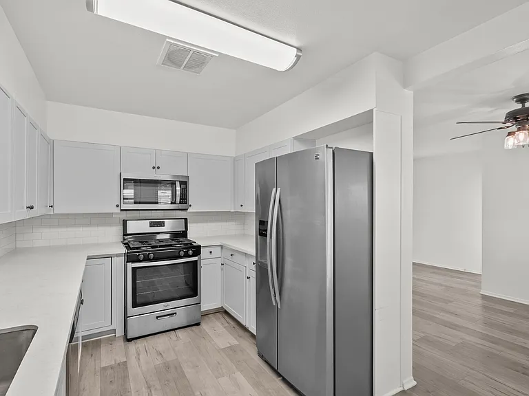 809 W Avenue J10 — Photo 5
