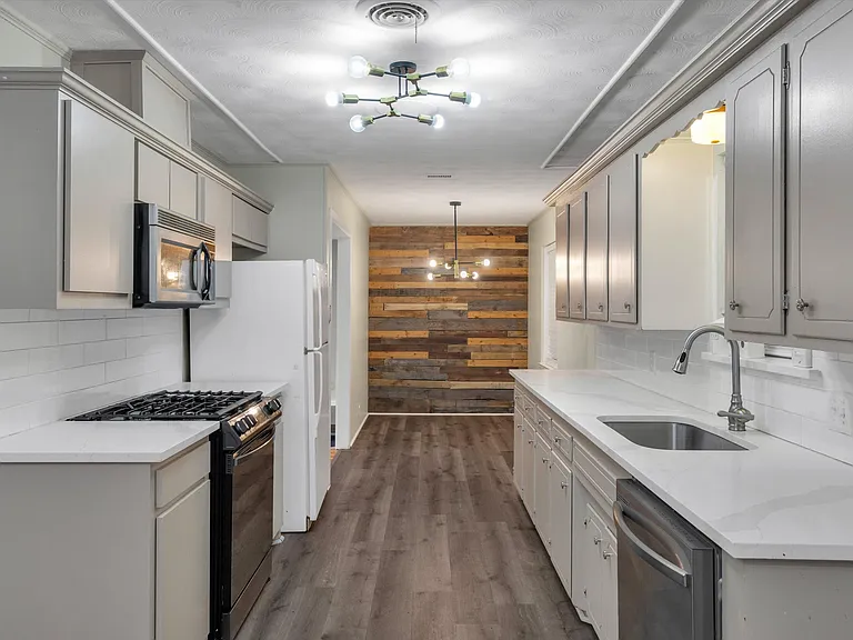 406 N Bonham Dr — Photo 18