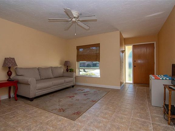 4th image of 1574 Amberlea Dr N