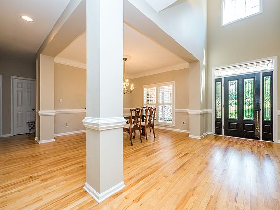 5th image of 213 Fernbrook Dr