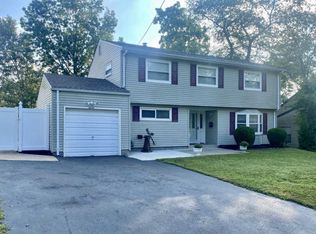 7 Beverly Dr, Old Bridge, NJ 08857