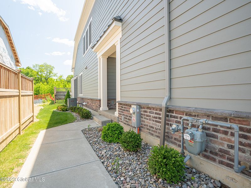 3rd image of 10 Cambridge Way