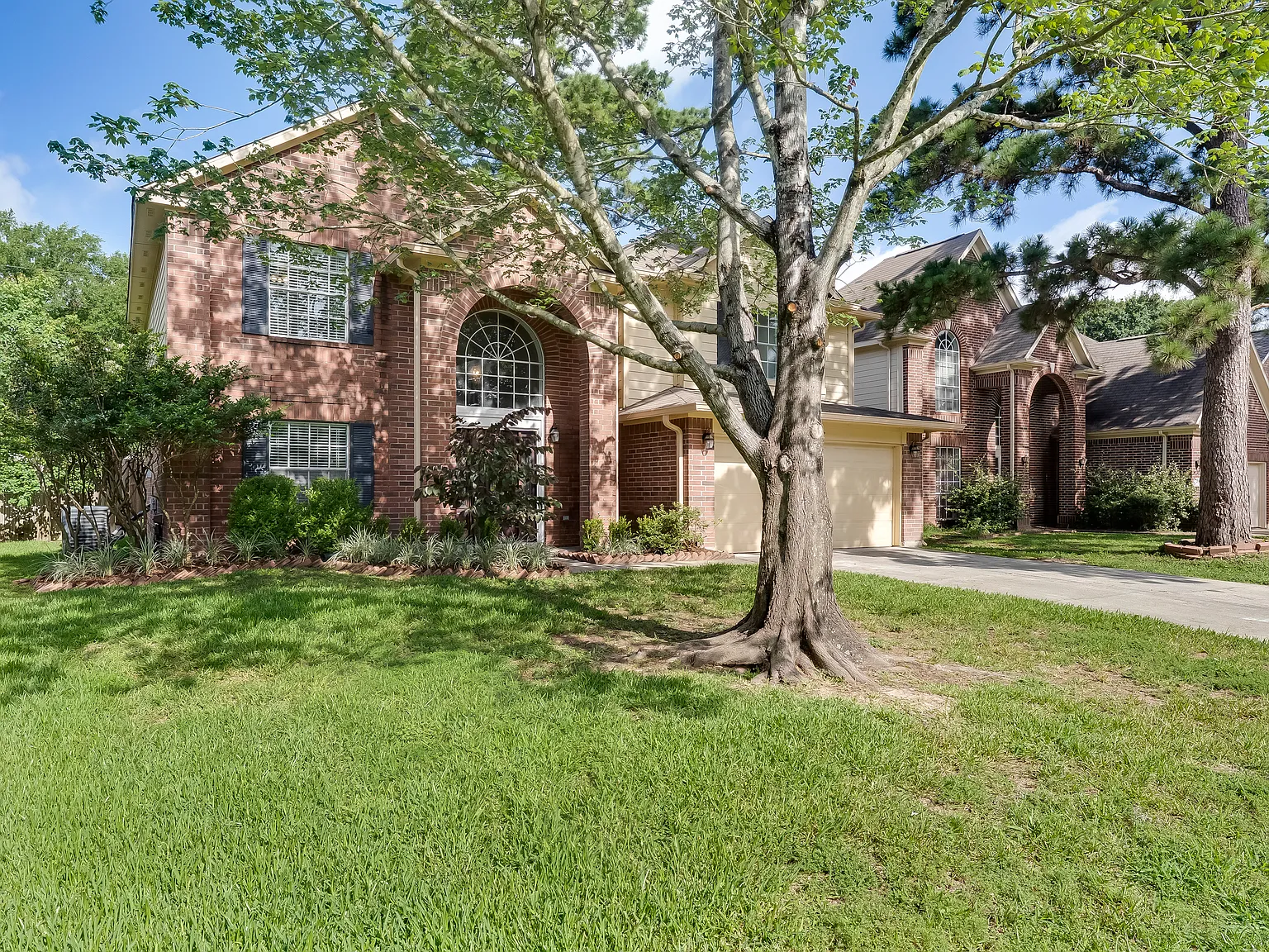 4 bed, 2.5 bath, 2579 sqft, $2,495 — Photo 1
