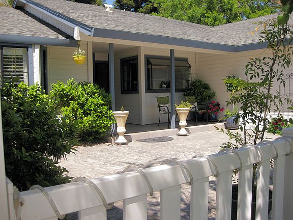 3rd image of 2860 Hillcrest Dr