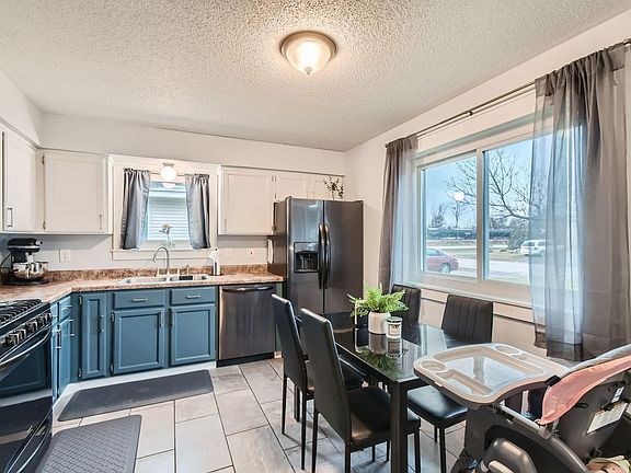 3rd image of 6379 Crestview Dr