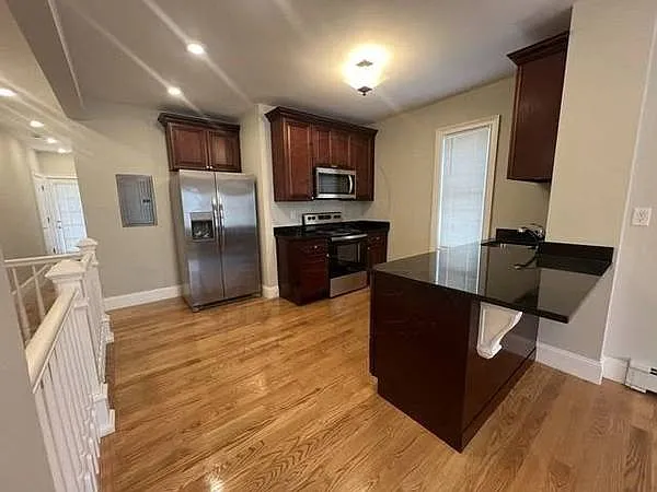 5 bed, 5.5 bath, $1,200 — Photo 2