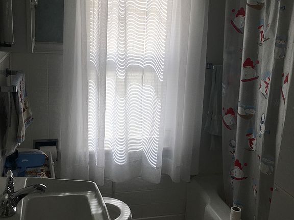 2nd image of 826 N 8th Ave