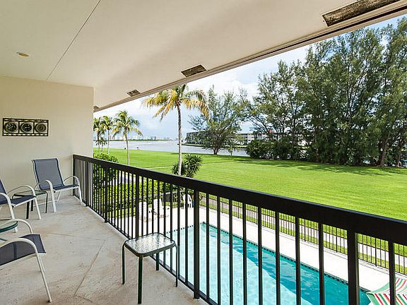 4th image of 131 Lakeshore Dr APT 4
