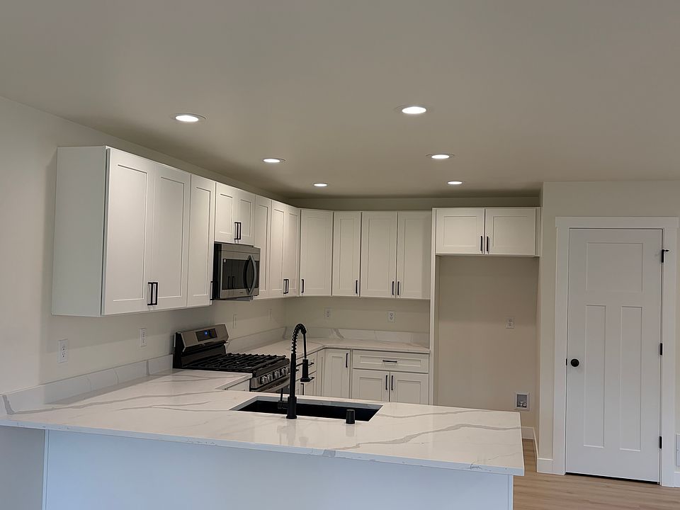 1st image of 300 W Ashbrook Dr #1