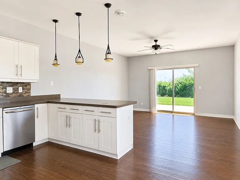 1560 Raven Dr — Photo 2