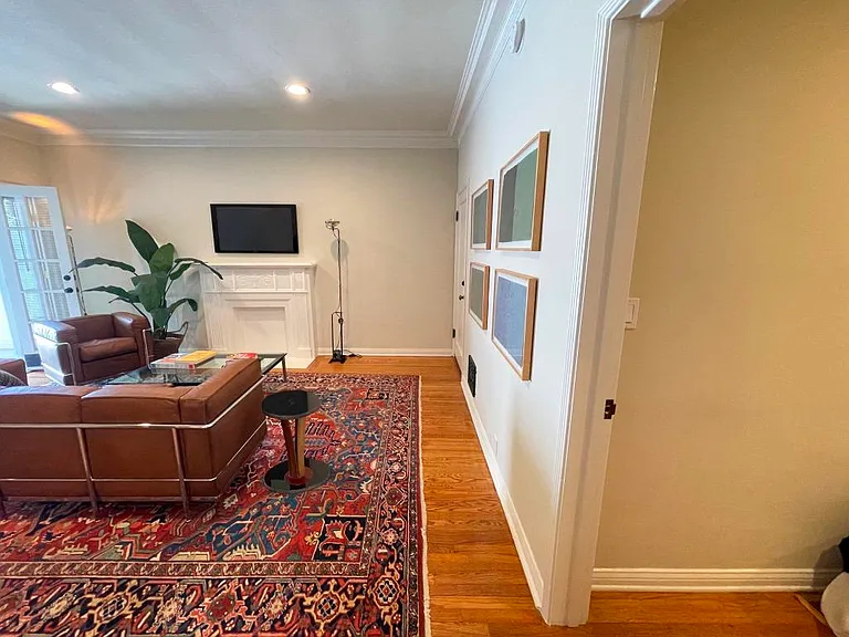 2285 N Beachwood Dr #5 — Photo 26