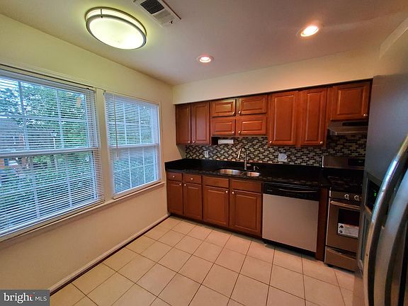 3rd image of 2077 Pilgrim Dr