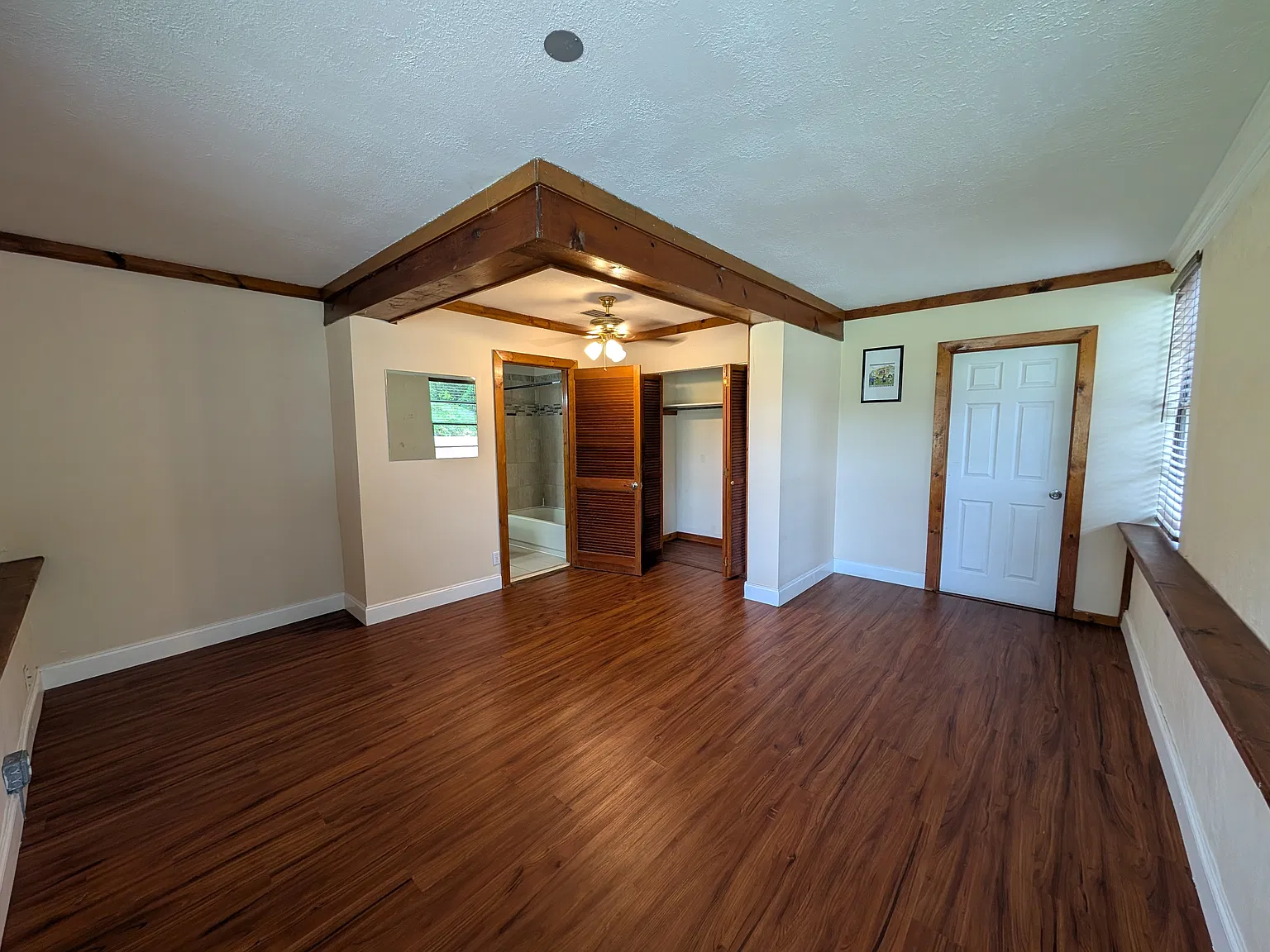 Charming 3 bed 2 bath Forest Hills Home — Photo 4